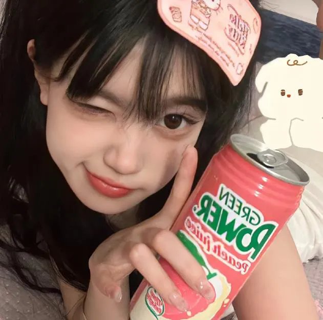 给小酒馆女子喝高杯酒